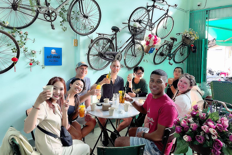 Private abenteuerliche Saigon Geschichte _ Sightseeing mit EinheimischenPrivate abenteuerliche Saigon Geschichte _ Sightseeing mit dem Scooter