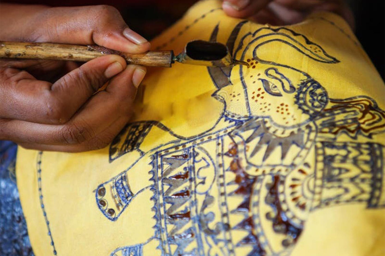 Kandy: Tuk-Tuk Tour with Batik Workshop and Spice Garden