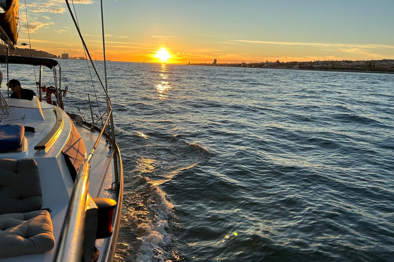 Ekskluzywny rejs o zachodzie słońca z lokalnym winem i portugalskimi przekąskamiPrywatna wycieczka dla grupy 2/3 godziny rejsem o zachodzie słońca z przekąskami i drinkiem po