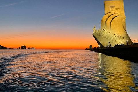 Lisboa: Crucero en barco por la ciudad de día/atardecer/noche con champán