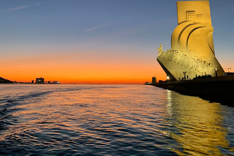 Lisboa: Cruzeiro de barco pela cidade dia/pôr do sol/noite com champanheLisboa: City Boat Cruise Diurno/Pôr do Sol/Noite com Champanhe