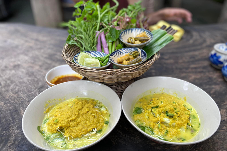 Phnom Penh: Mercado Matinal y Ruta Gastronómica en Vespa