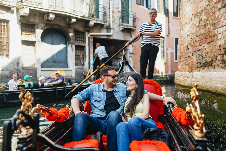 Venetië: gedeelde gondelrit met kleine groep over het Canal Grande