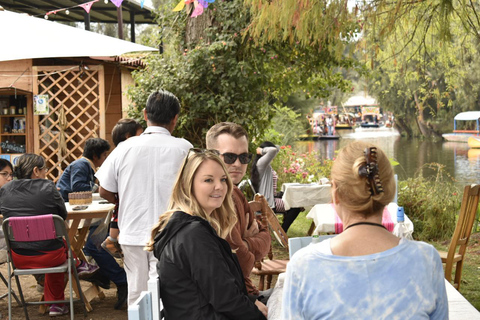 Xochimilco Mexican Fiesta com bebidas e lanches ilimitados.