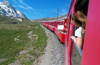 Von Mailand: Bernina-Express, Schweizer Alpen & St. Moritz Tagestour