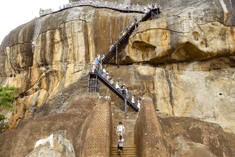 Depuis Colombo : Excursion d&#039;une journée à Sigiriya et au rocher de Pidurangala