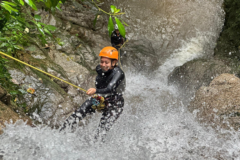 ميديلين: جولة نصف يوم للنزول إلى الشلالات الرائعة.
