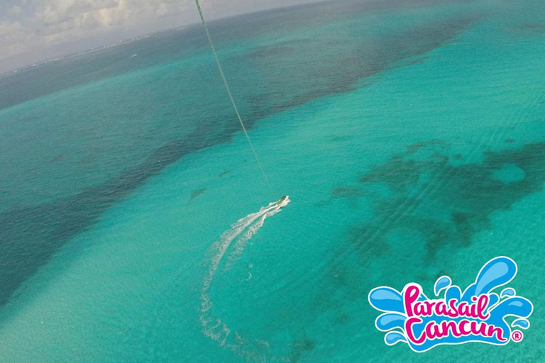 Cancun: Katamaran Plus zur Isla Mujeres mit Parasail