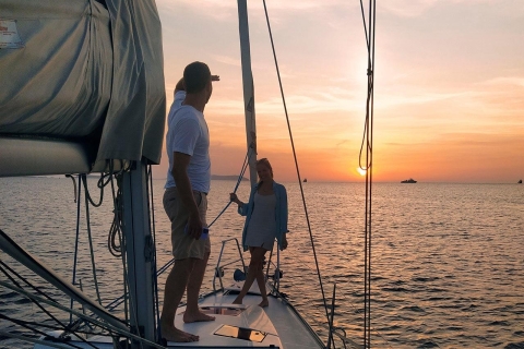 Ibiza: Bootsfahrt bei Sonnenuntergang mit Gourmet-Häppchen und ChampagnerBootsfahrt zum Sonnenuntergang auf Ibiza mit Gourmet-Häppchen und Champagner