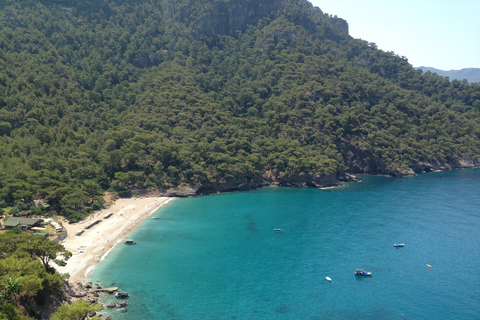 Gita in barca Antalya/Kemer Megastar con pranzo e servizio di prelievo in hotelGita in barca Megastar al punto di incontro