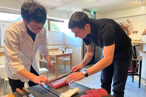 طوكيو: جولة في سوق تويوسو مع تقطيع التونة وصنع السوشي