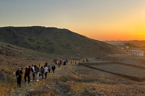 Jeddah: Caminhada na Montanha da Lua e Yoga ao Pôr do Sol