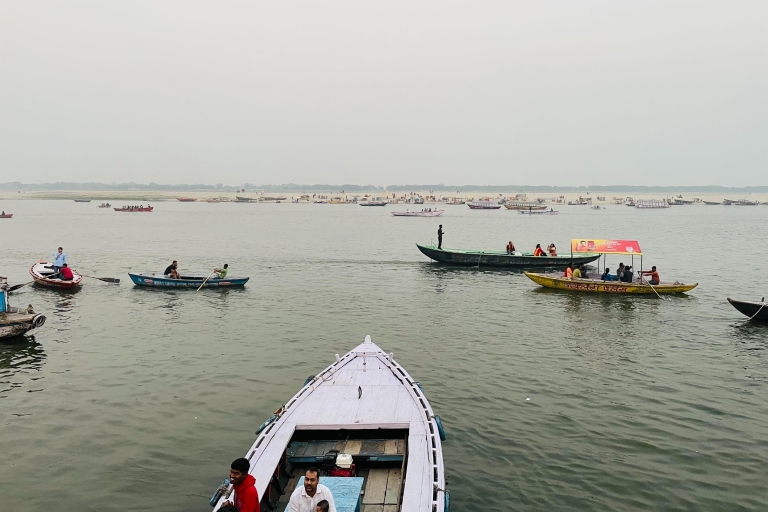 Varanasi : Visite guidée des points forts de la ville et excursion dans le GangeGuide touristique + voiture privée + billets d'entrée + promenade en bateau
