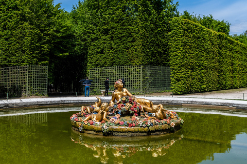 Versailles: Skip-the-Line Versailles Palace and Garden Tour Transport from Paris + Palace Guided Tour + Gardens Access