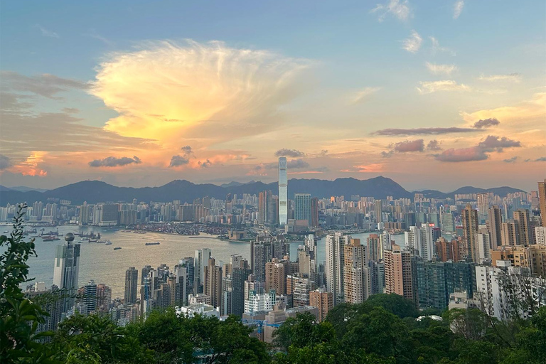 Hong Kong: 360 Panorama Sunset Hike to the Peak with Local Hong Kong: 360° Panorama Sunset Hike to the Peak with Local