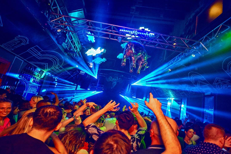 Pubcrawl &amp; Ruin Bar Tour in Boedapest – Gratis shotjes &amp; VIP-toegangKroegentocht door Boedapest &amp; tour langs ruïnebarretjes – Gratis shotjes &amp; VIP-toegang