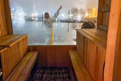 Riga: Schwimmende Sauna im Fluss DaugavaRiga bei Nacht: Schwimmende Sauna im Fluss Daugava, 10h