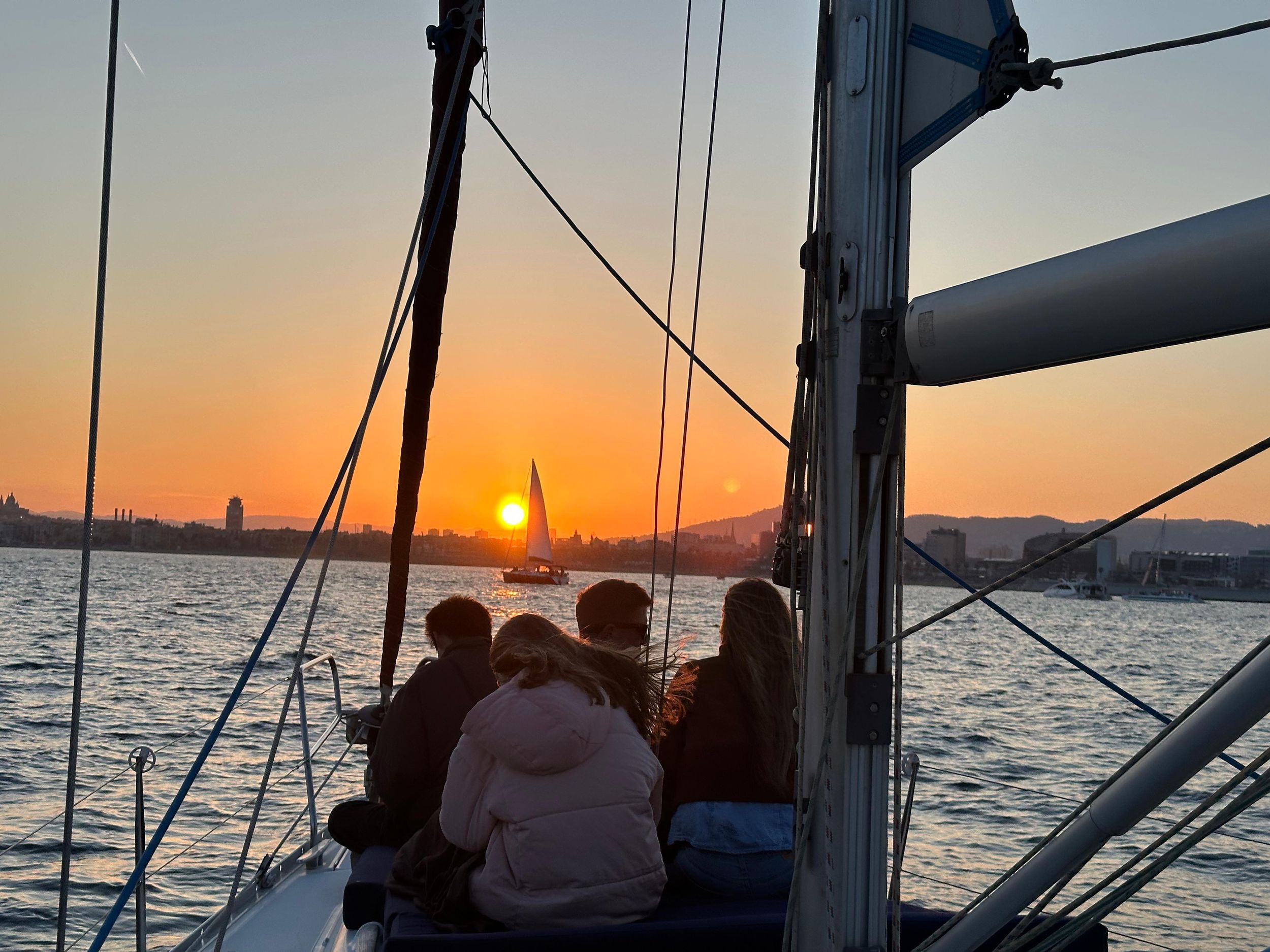 Barcelona: Navegación exclusiva al Amanecer o al Atardecer
