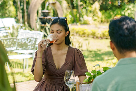 Cantina Sababay a Bali: Tour della cantina con degustazione di viniVino in giardino