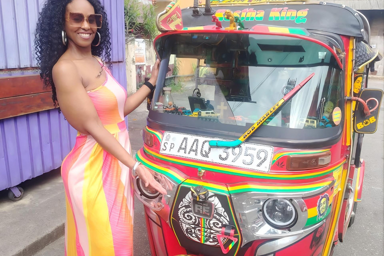 Colombo: Private Night Tuk Tuk Tour with Street Food