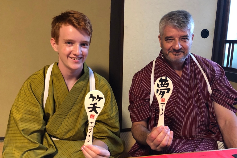 Miyajima: Culturele ervaring in een KimonoTheeceremonie en kalligrafie in een kimono