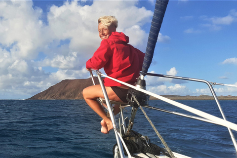 FUERTEVENTURA: PRYWATNA WYCIECZKA ŻAGLOWCEM WOKÓŁ WYSPY LOBOSCORRALEJO: PRYWATNA WYCIECZKA ŻEGLARSKA WOKÓŁ WYSPY LOBOS