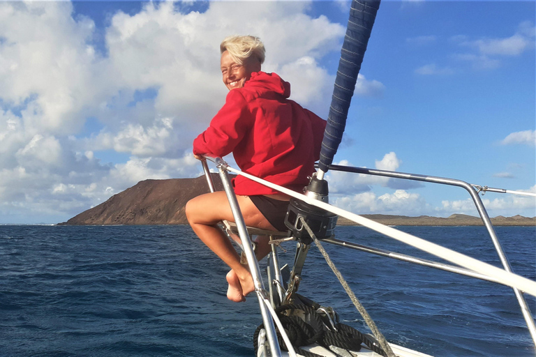 FUERTEVENTURA: PRYWATNA WYCIECZKA ŻAGLOWCEM WOKÓŁ WYSPY LOBOSCORRALEJO: PRYWATNA WYCIECZKA ŻEGLARSKA WOKÓŁ WYSPY LOBOS
