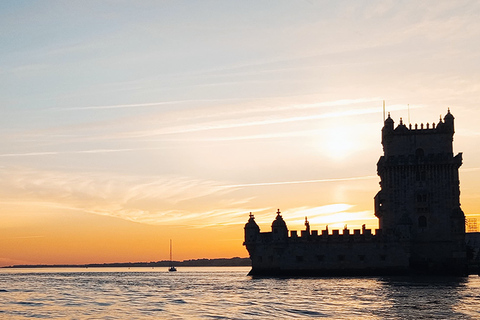 Lisboa: Passeio de Barco ao Pôr-do-Sol no Rio Tejo com Welcome DrinkLisboa: Passeio de barco ao pôr do sol no rio Tejo com Welcome Drink