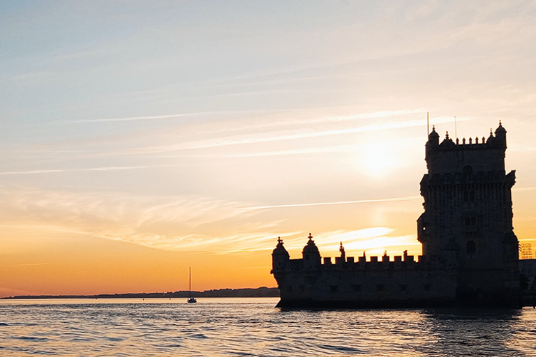 Lisboa: Passeio de Barco ao Pôr-do-Sol no Rio Tejo com Welcome DrinkLisboa: Passeio de barco ao pôr do sol no rio Tejo com Welcome Drink