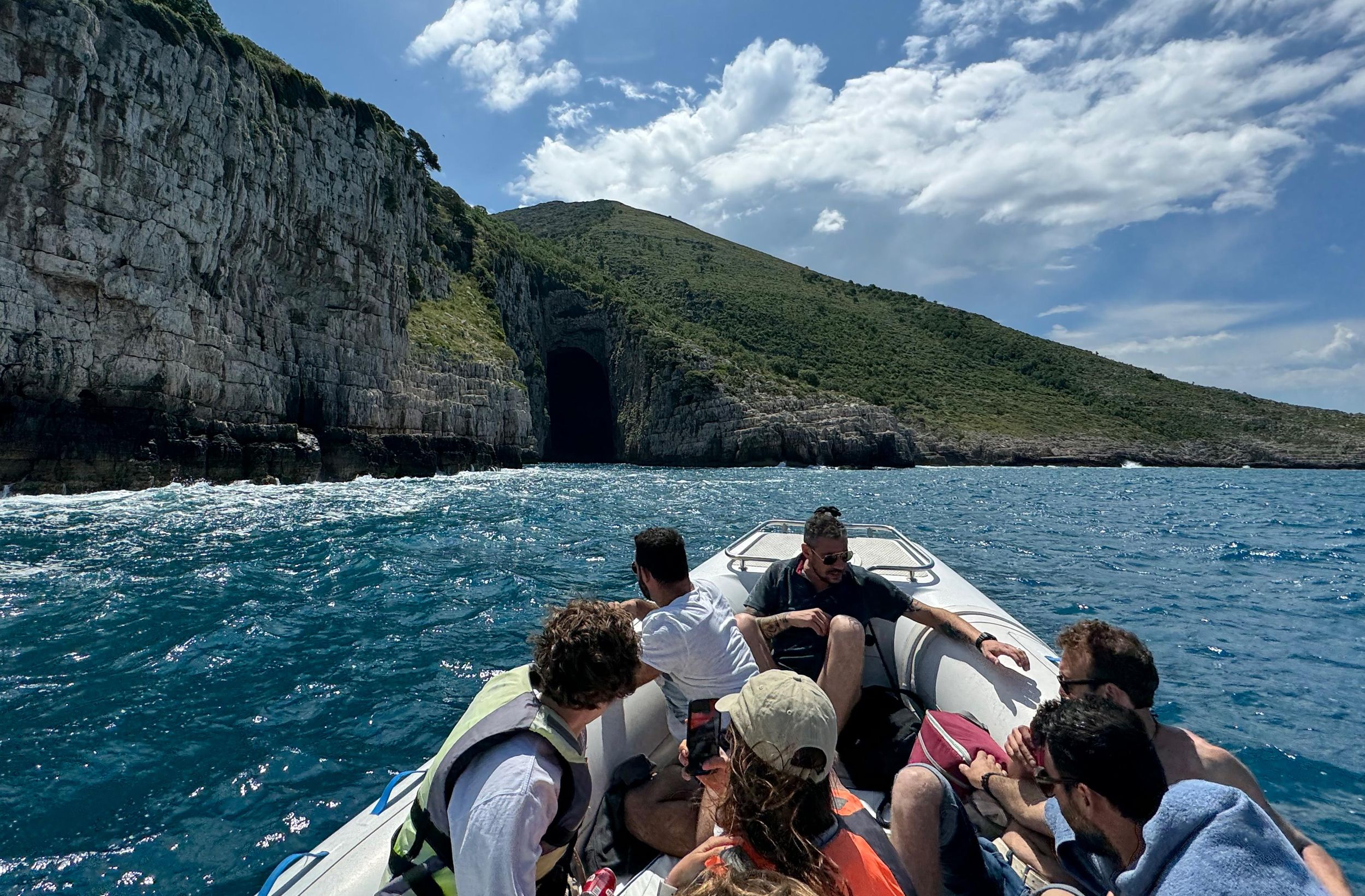 Ab Vlora: Tour zur Haxhi-Ali-Höhle und zum Strand der Narta-Lagune