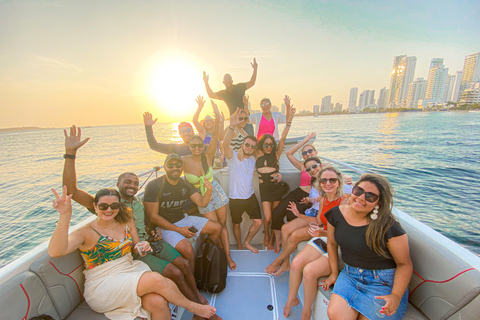 Cartagena: Sunset in boat in the bay with music and liquor