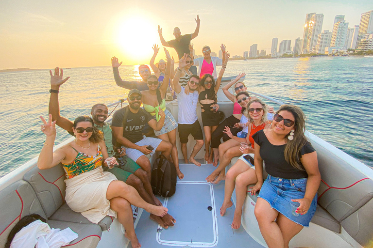 Cartagena: Atardecer en barco en la bahía con música y licor