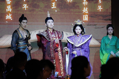 Guangzhou: Jixiang Fang Cruise – A Floating Nanyue Palace Level 1, Front Row VIP-Adult Ticket