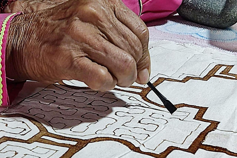 Lima: Cultural activity about the art of Shipibo women in a museum