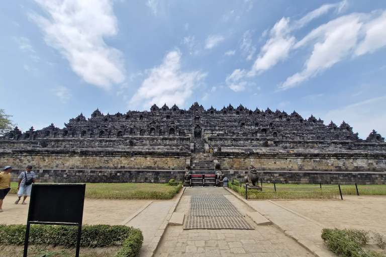 Tour del Tempio di Borobudur e del Tempio di Prambanan con scalata