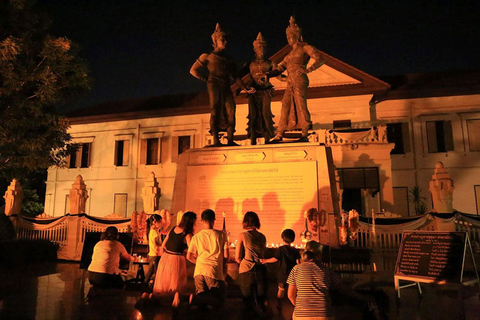 Chiang Mai : Visite nocturne des temples et de la cuisine de rue en tuk tuk