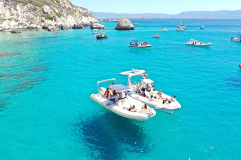 Cagliari: Båttur, 4 stopp, simning, snorkling och 1 spritzCagliari: båttur, 4 stopp, simning, snorkling och 1 spritz