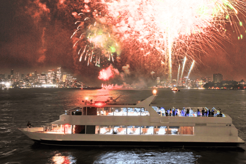 NYC: Silvester-Dinner-Kreuzfahrt mit Musik und offener BarVIP Deck Dinner Cruise Ticket