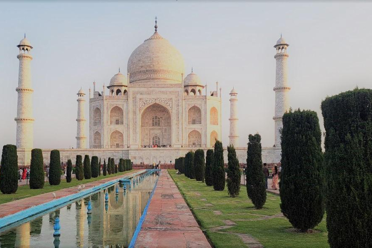 From Delhi: Taj Mahal Day Trip by AC Car with 5-Star Lunch All-Inclusive Tour: AC Car, Guide, 5-Star Meal & Tickets