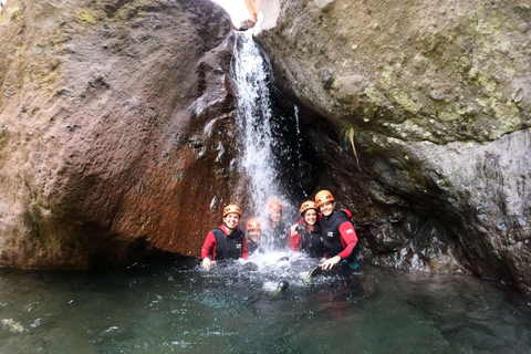 Insel Madeira: Canyoning Tour ModeratCanyoning Tour Madeira - Level 2 (Fortgeschrittene)