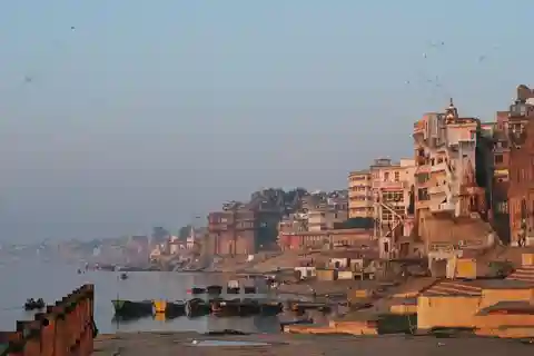 Passeio de um dia em Varanasi - Passeio de barco, caminhada, templo de ioga, luta livre