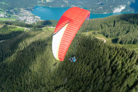 圣吉尔根：沃尔夫冈湖上双人滑翔伞飞行圣吉尔根：双人滑翔伞飞行，俯瞰沃尔夫冈湖