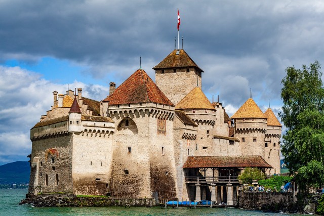 Visit Montreux - Private tour with visit to Castle in Villars-sur-Ollon