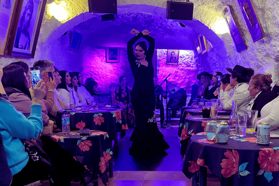 Granada: Flamenco-Show in der Höhle LA FARAONA. Foto: GetYourGuide Granada: Flamenco-Show in der Höhle LA FARAONA. Foto: GetYourGuide