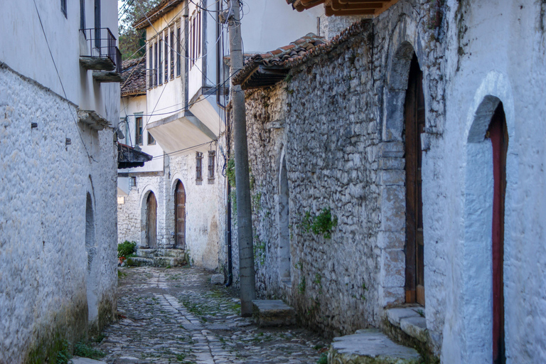 &quot;Berat: Patrimônio da UNESCO e viagem de 1 dia para a Cachoeira Bogova&quot;&quot;Berat: Patrimônio da UNESCO e Cachoeira Bogova&quot; - Tiranë