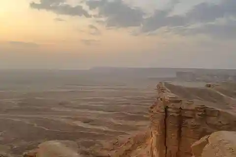 Am Rande der Welt: Wandern und Blick auf den Sonnenuntergang