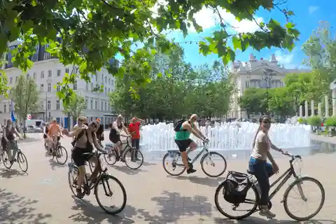 Ruta en bici por Budapest con un gulash húngaro