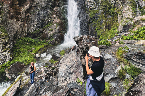 Kazbegi: Gveleti Waterfalls Private Tour with 4x4