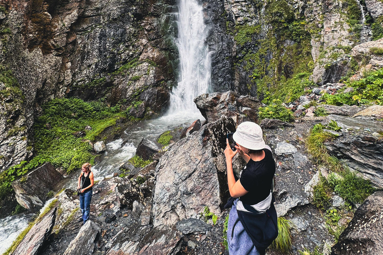 Kazbegi: Gveleti Waterfalls Private Tour with 4x4