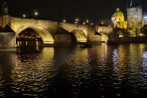 1-hour cruise with drinks included Praha: One-hour cruise around Prague with a drink included